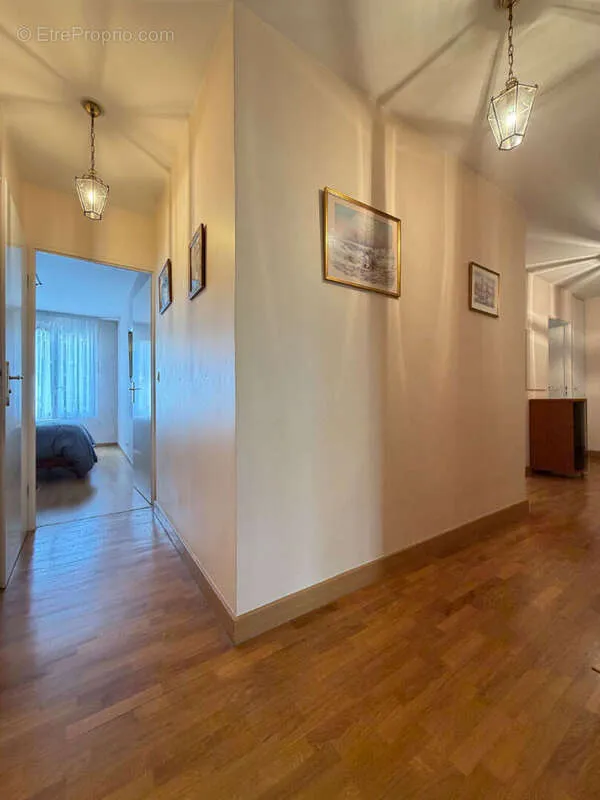 Entrée - Appartement de type F4 au rez-de-chaussée à Villejuif