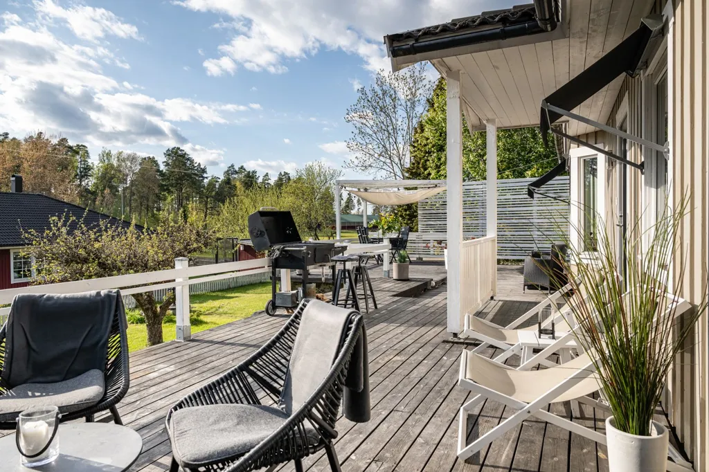 Terrasse - Three-Unit Property with Garden in Stäket