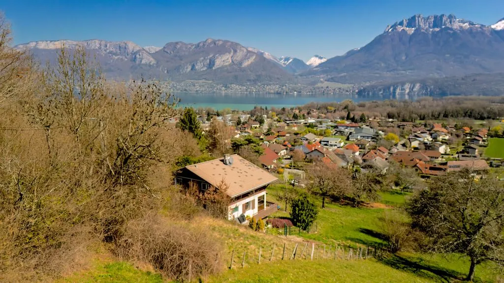 Renovated Chalet with Lake and Mountain Views in Annecy