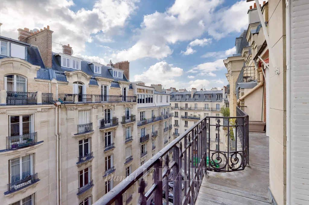 Balcony - Luxury Apartment with Balcony in Paris 16th