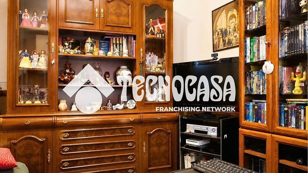 Bureau - Terraced Semi-Detached House in Taco