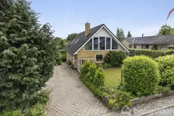 Õhuvaade - Villa with Offset Plan in Almind