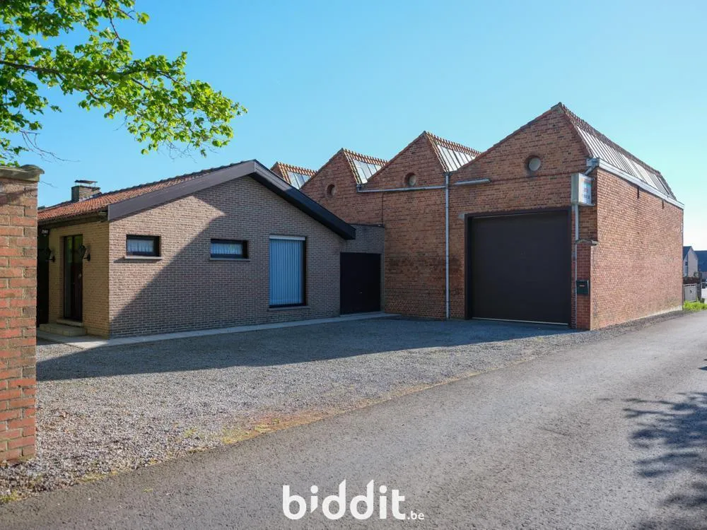 Välivaade - Bungalow with Hangar in Residential Area