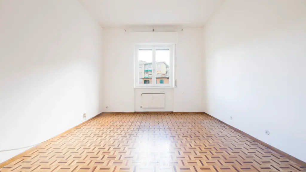 Rooms - Bright Apartment with Balcony in Genoa