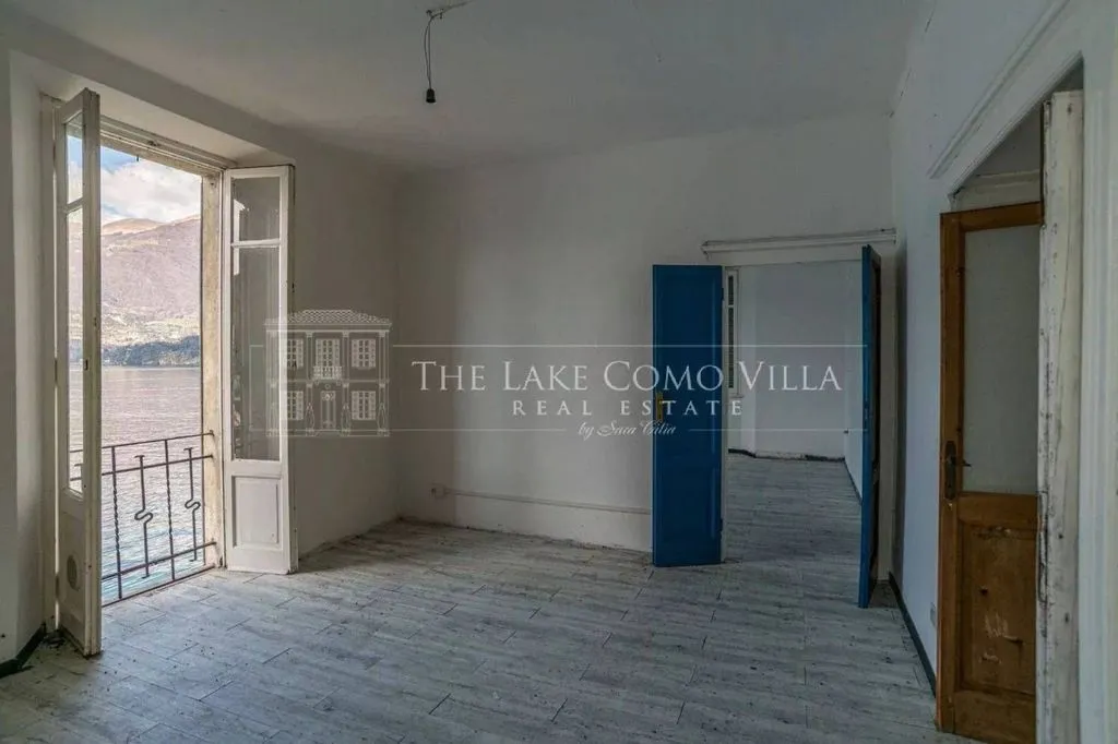 Pièces - Lakefront Building for Renovation in Lezzeno
