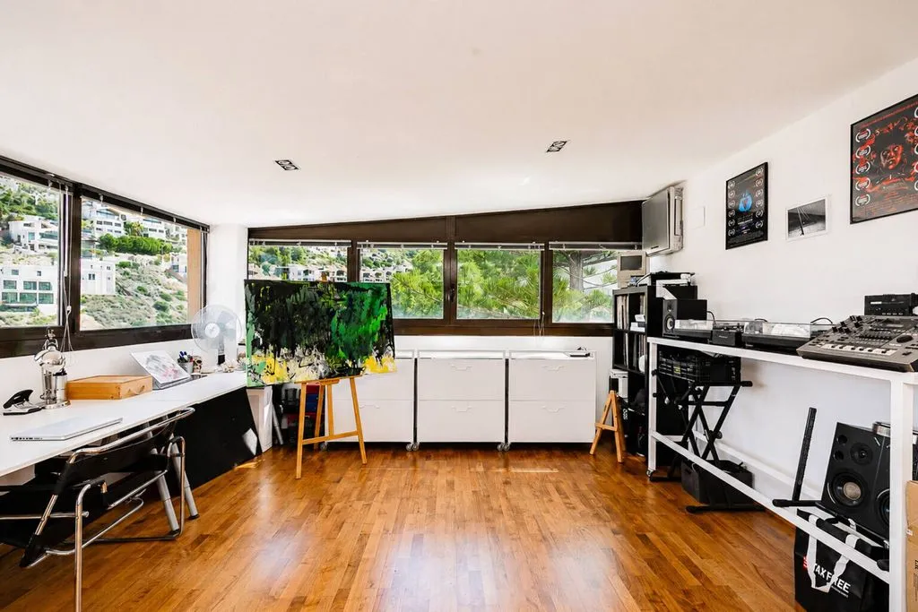 Bureau - Contemporary 5-Bedroom House with Pool in Sitges