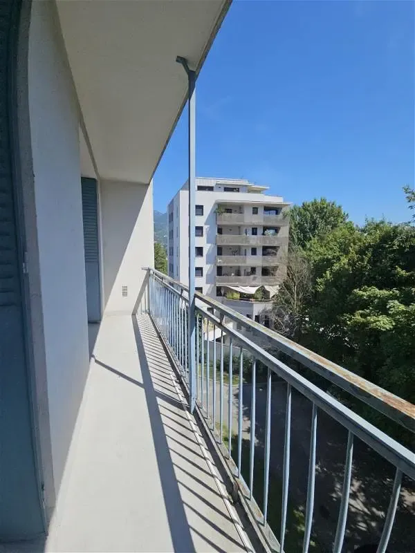 Rõdu - Traversing Apartment with Balcony in Grenoble
