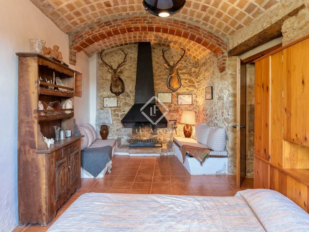 Bedrooms - Traditional Stone Cottage with Pool in Bàscara