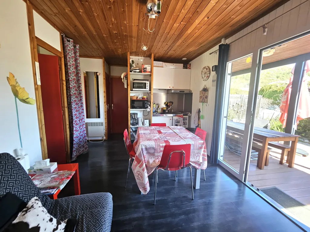 Salle à manger - Chalet avec Terrasses près du Lac de Castillon