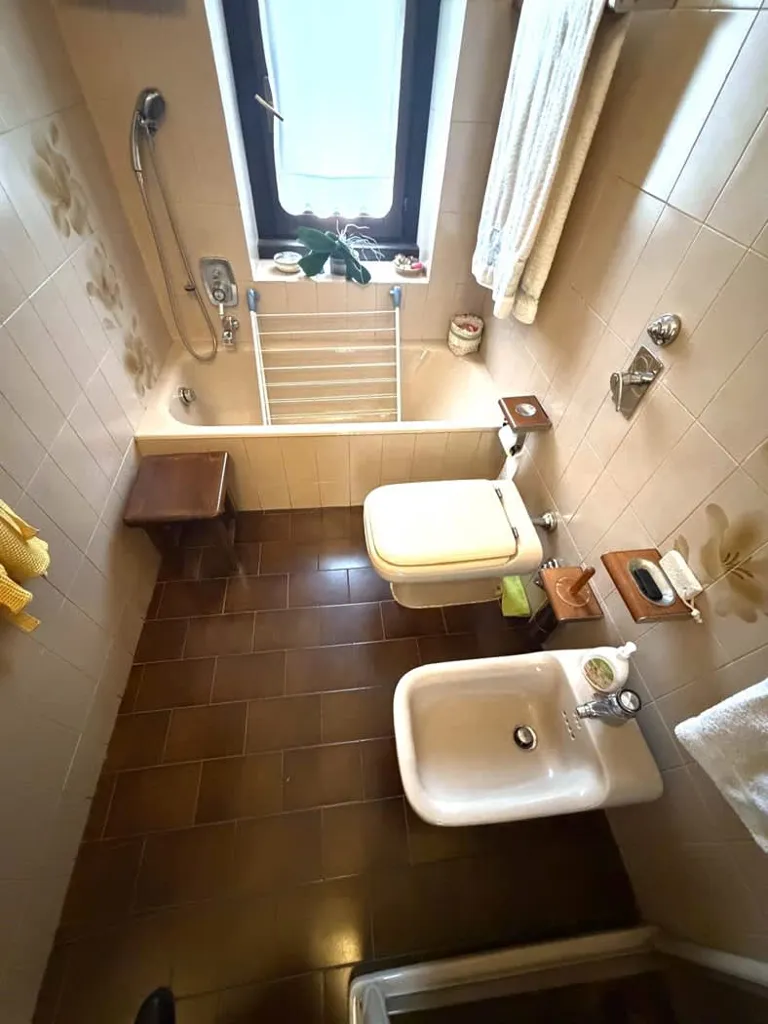 Bagni - Two-Bedroom Apartment with Balcony in Milan