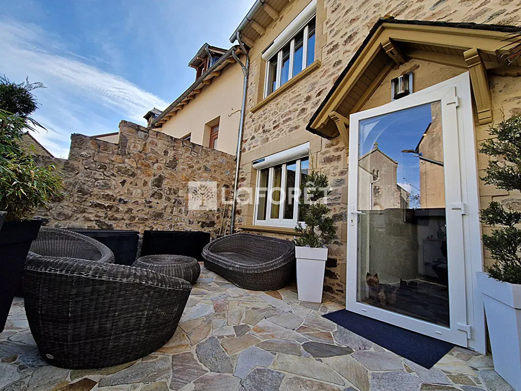 Aed - Stone Village House with Courtyard in La Primaube