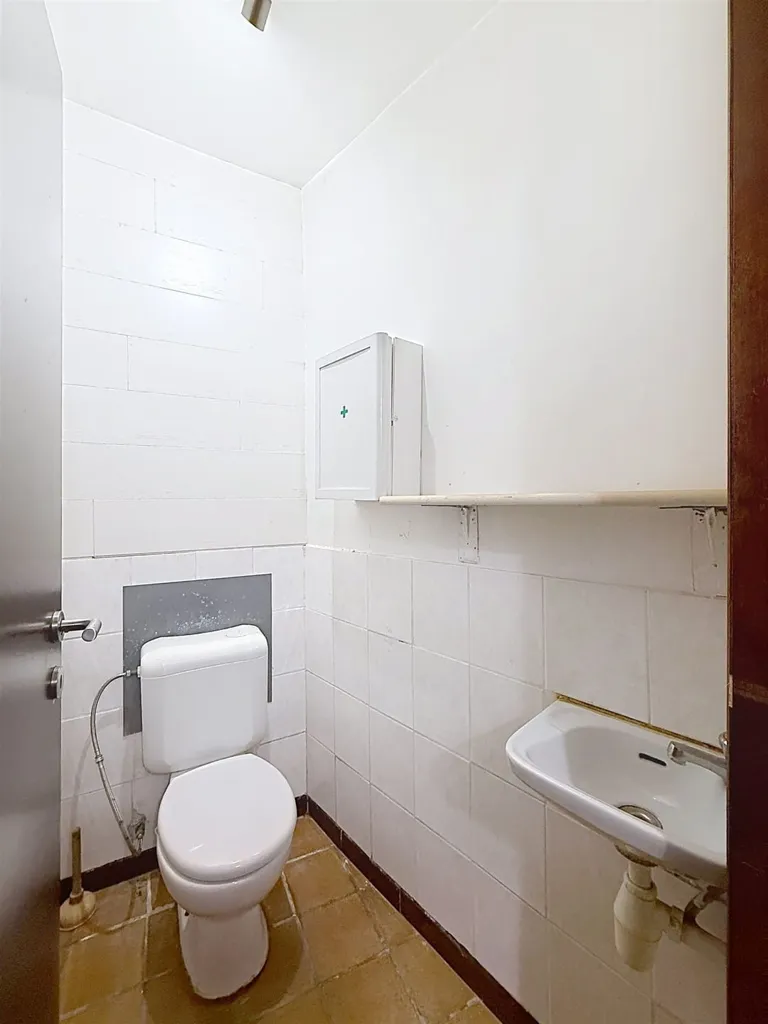Bagni - House with Terrace in Quiet Residential Area, Courcelles