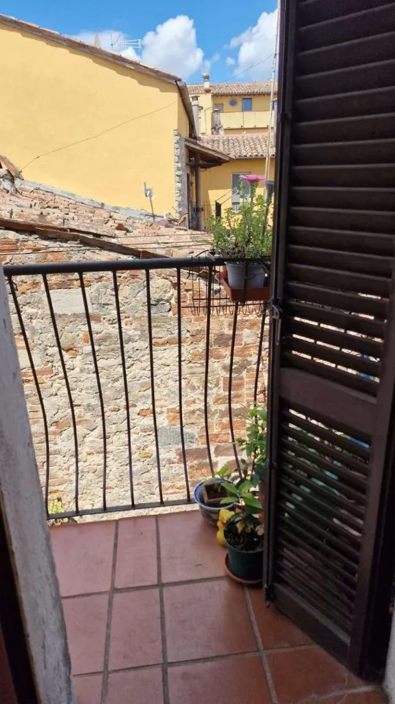 Rustic Trilocale with Balcony in Todi