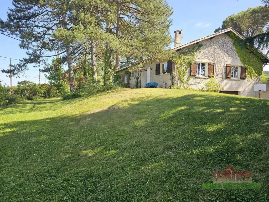 Jardin - Villa de 9 Pièces avec Piscine à Vienne