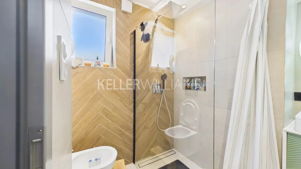 Salles de bain - Maison Rénovée de 9 Pièces à Rumelange