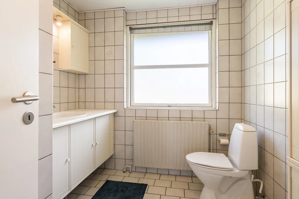 Bathrooms - Fenced Villa with Garden in Vildbjerg