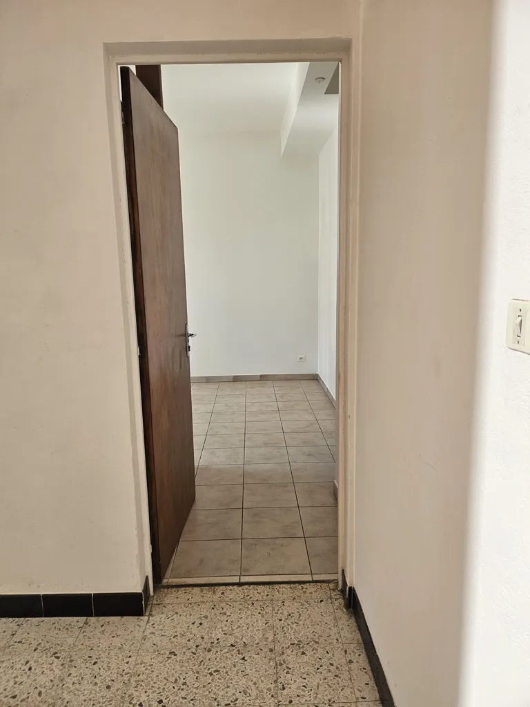 Entrée - Appartement T2 avec Terrasse en Campagne à Travaillan