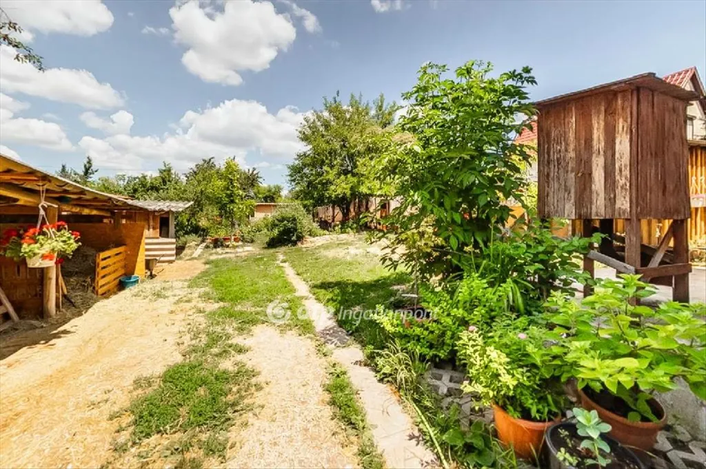 Jardin - Three-Storey House with Large Plot in Sóskút