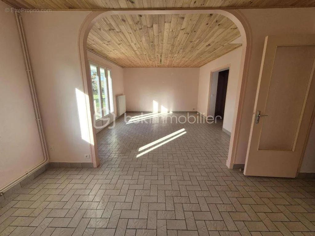Pièces - Maison de Plain-Pied avec Balcon dans le Quartier Calme de Gien