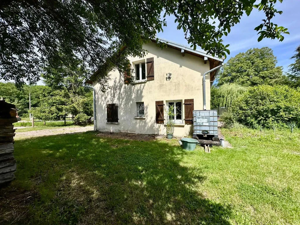 Extérieur - Ancien Restaurant à Usage d'Habitation avec Jardin à Genevreuille