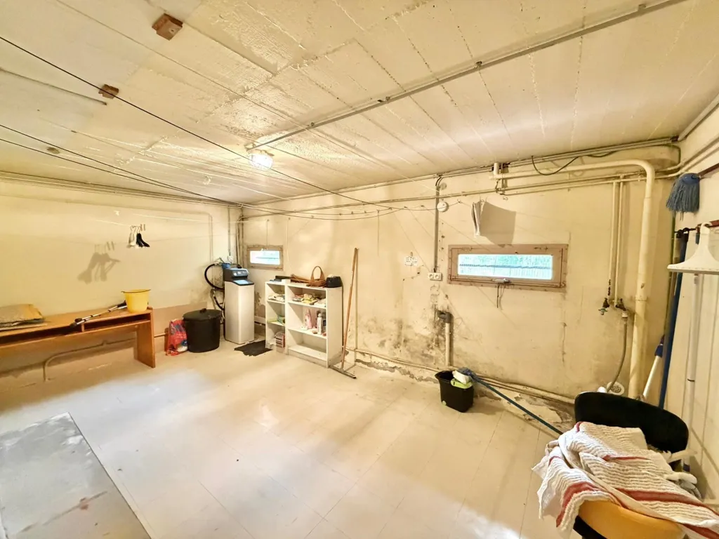 Garage - Villa Traditionnelle sur Terrain Arboré à Eauze