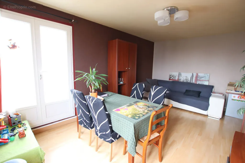Sala da pranzo - Bright 2-Bedroom Apartment in Lucé
