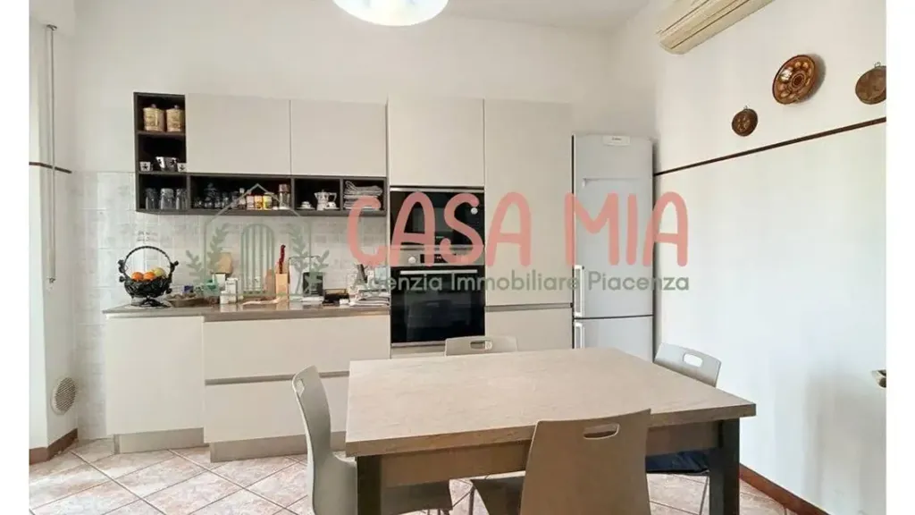 Cuisine - Spacious Apartment with Balcony in Piacenza