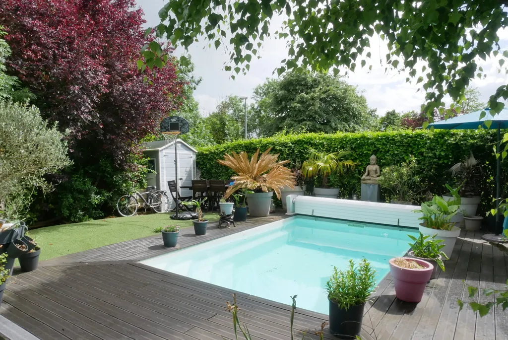 Bassein - Family House with Pool in Corbas