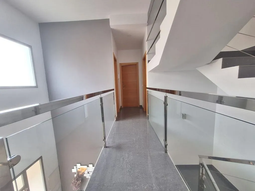 Toad - Spacious Corner House with Terraces in Alginet