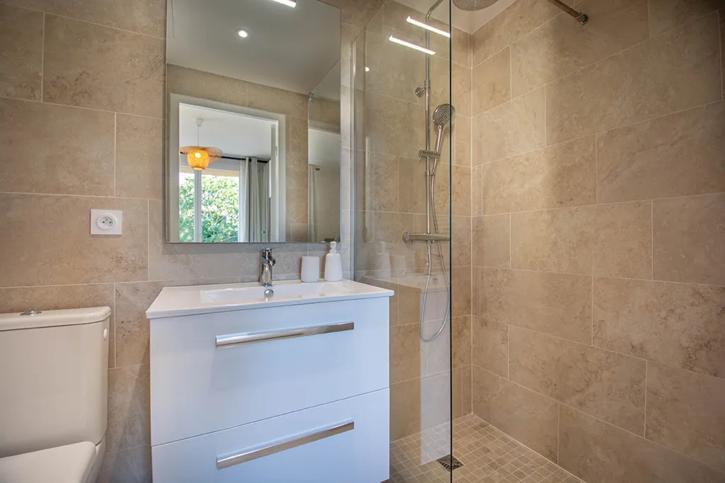 Bagni - Architect-Designed Studio with West Terrace in Gaubert
