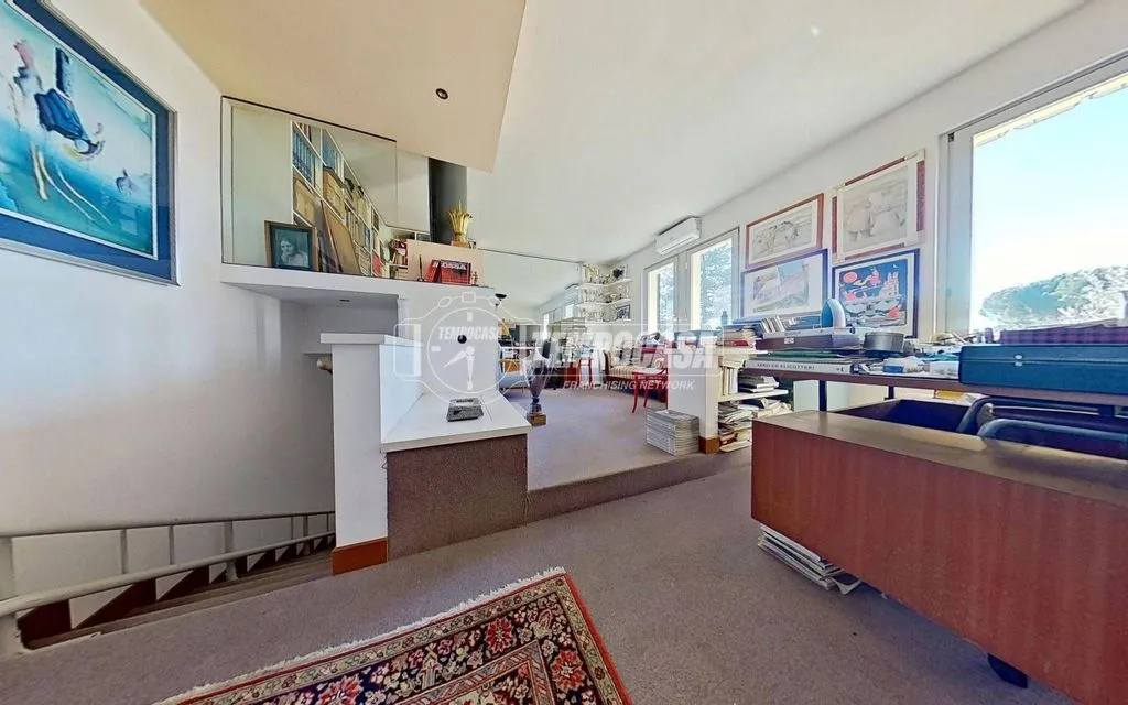 Bureau - Luxury Villa with Private Garden in Mozzo