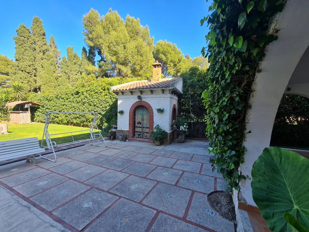 Terrasse - Señorial Chalet for Renovation with Pool in La Cañada