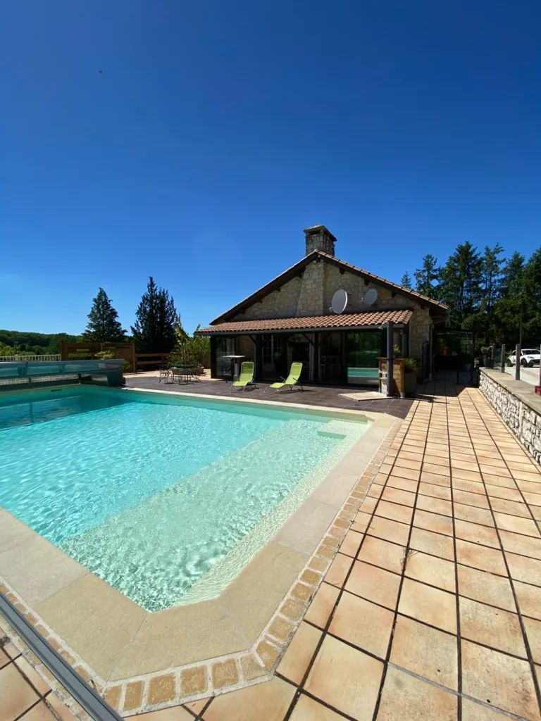 Bassein - Spacious House with Pool in Torsac