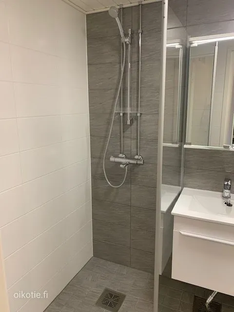 Salles de bain - Modernised Apartment with Balcony in Mellunkylä