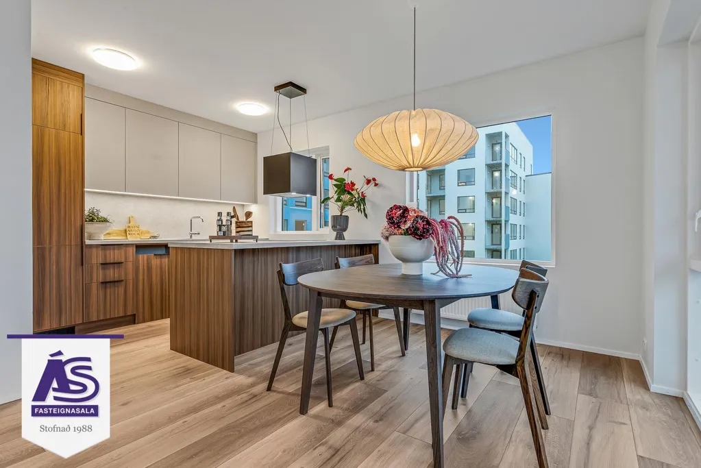 Sala da pranzo - New 2-4 Bed Apartments with Elevator in Skarðshlíð
