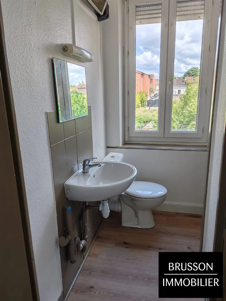 Bathrooms - Refurbished 3-Bedroom Flat near Jardin du Mail