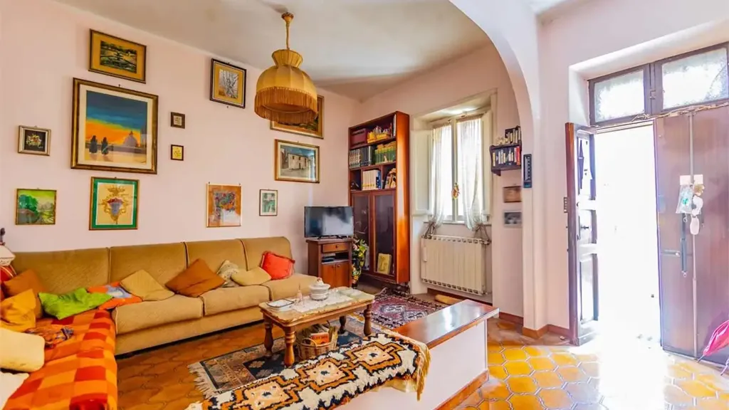 Living Room - Three-Bedroom Apartment in Tivoli
