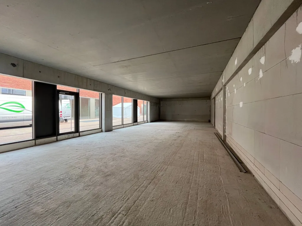 Pièces - Espace Commercial avec Vitrine à Hamme
