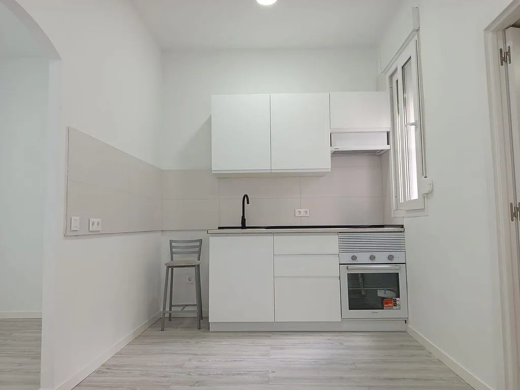 Cuisine - Modernised 1-Bed Flat with Balcony in Trafalgar