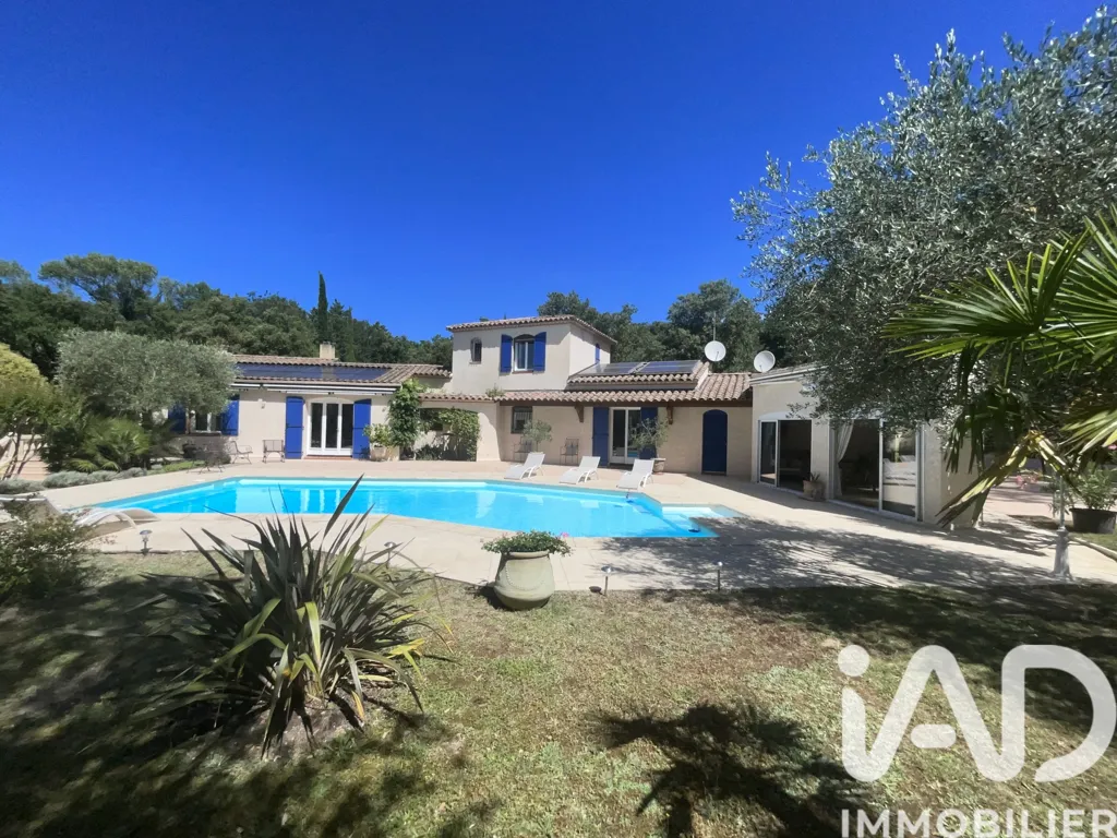 Piscine - Maison Traditionnelle avec Piscine à Labastide-de-Virac