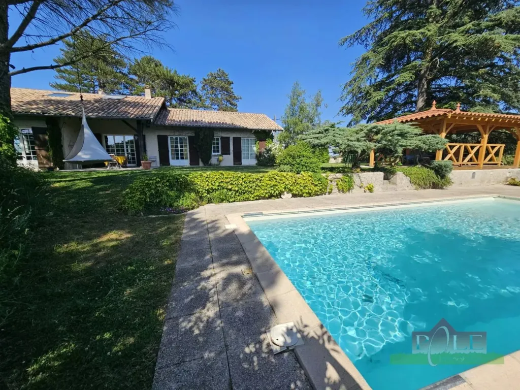 Piscine - Villa de 9 Pièces avec Piscine à Vienne
