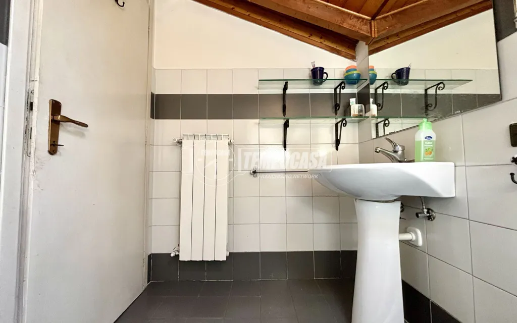 Salles de bain - Mansard Apartment with Terrace in Arona