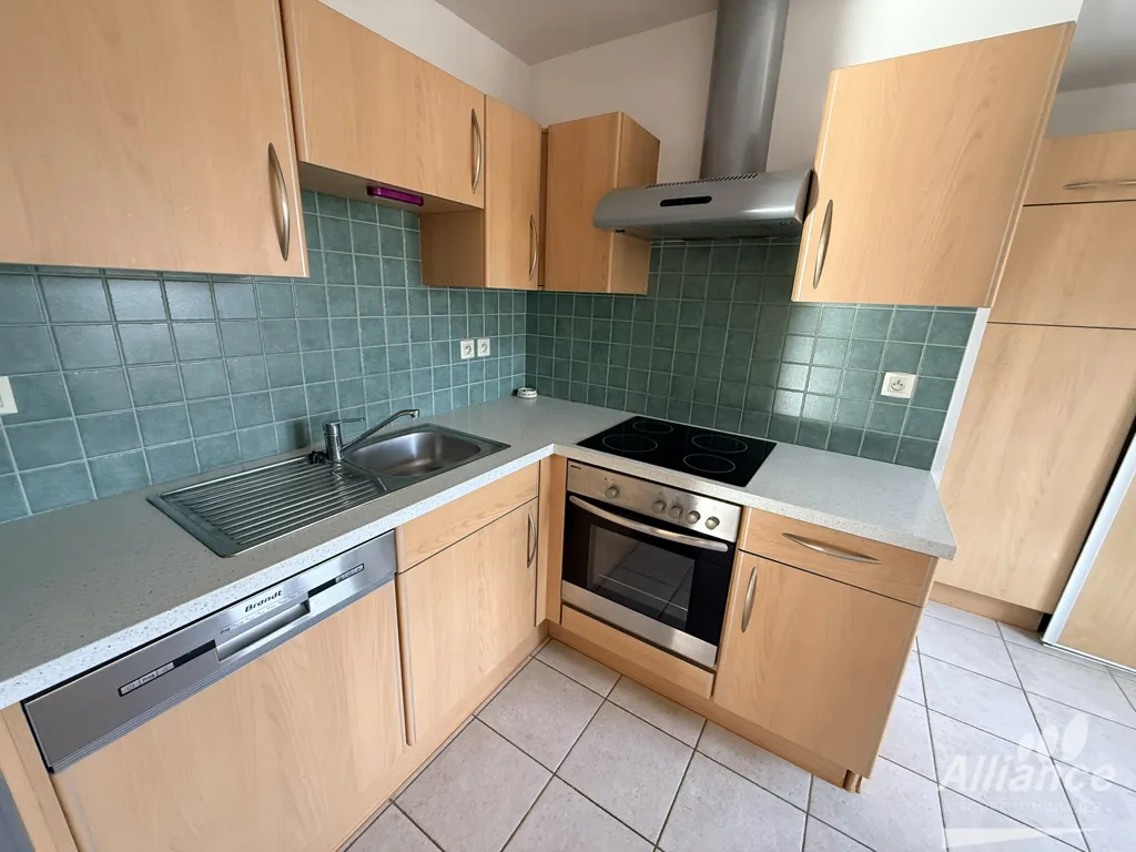 Köök - Bright 3-Bed Apartment in Étouvans