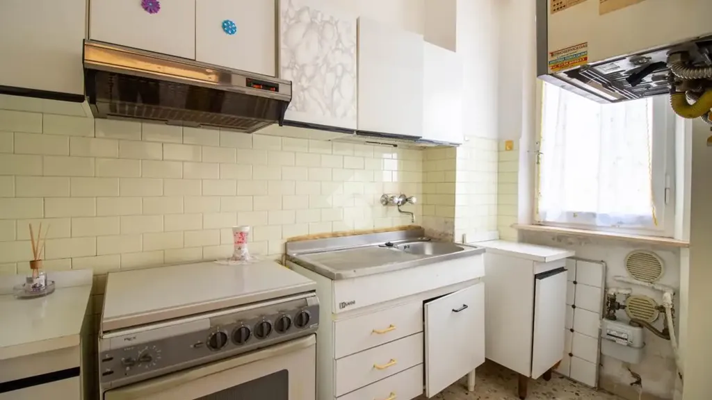 Cuisine - Three-Bedroom Apartment with Balcony in Fermo