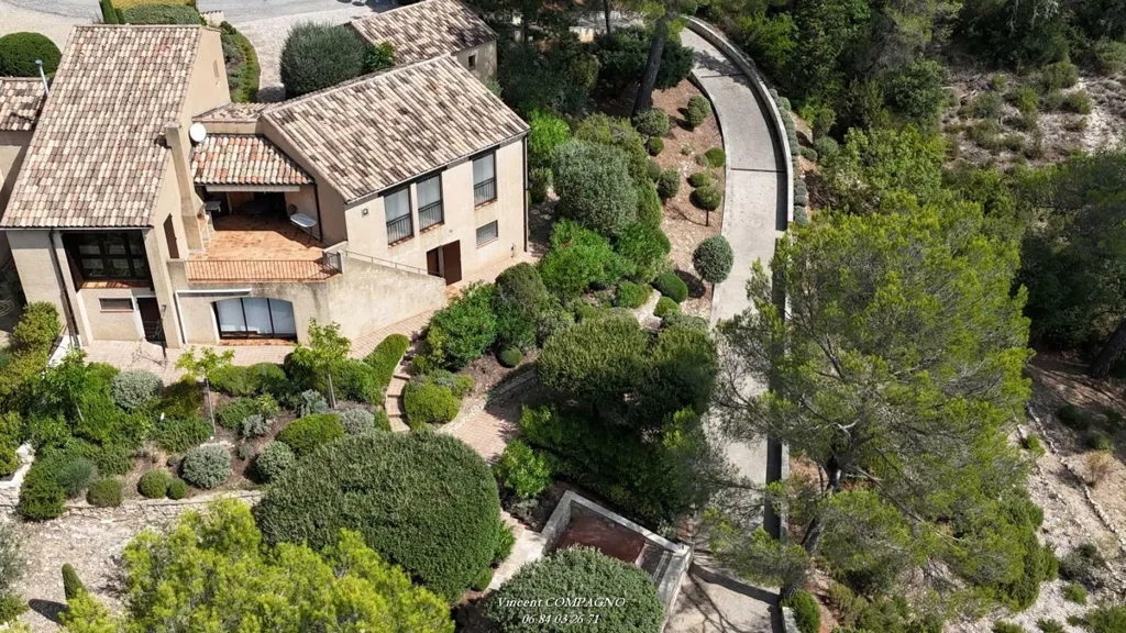 Vue aérienne - Villa pied dans l'eau avec port privé près du lac d'Esparron