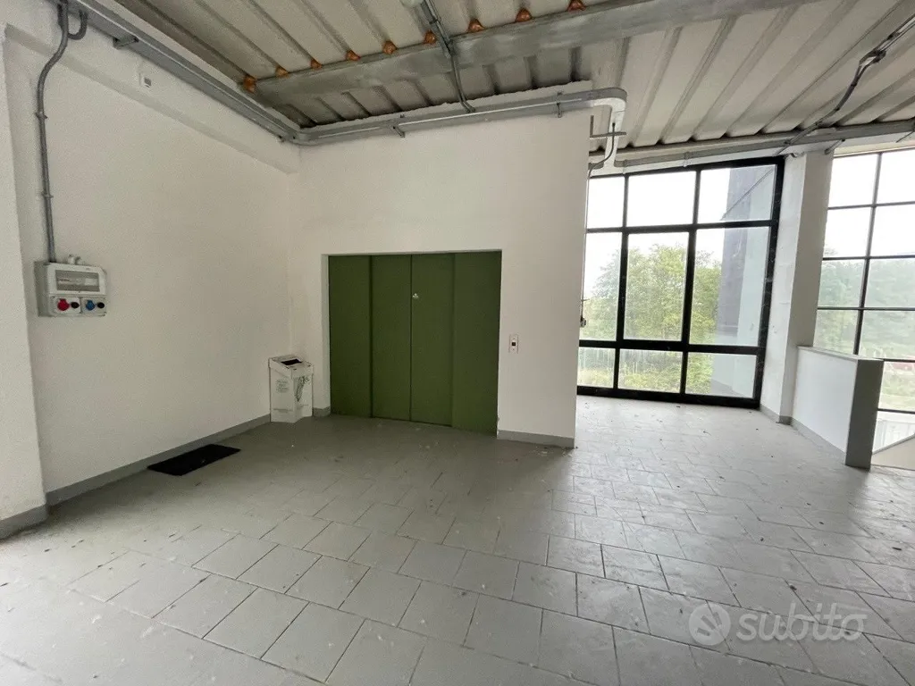 Rooms - Warehouse with Road Frontage in Lucca