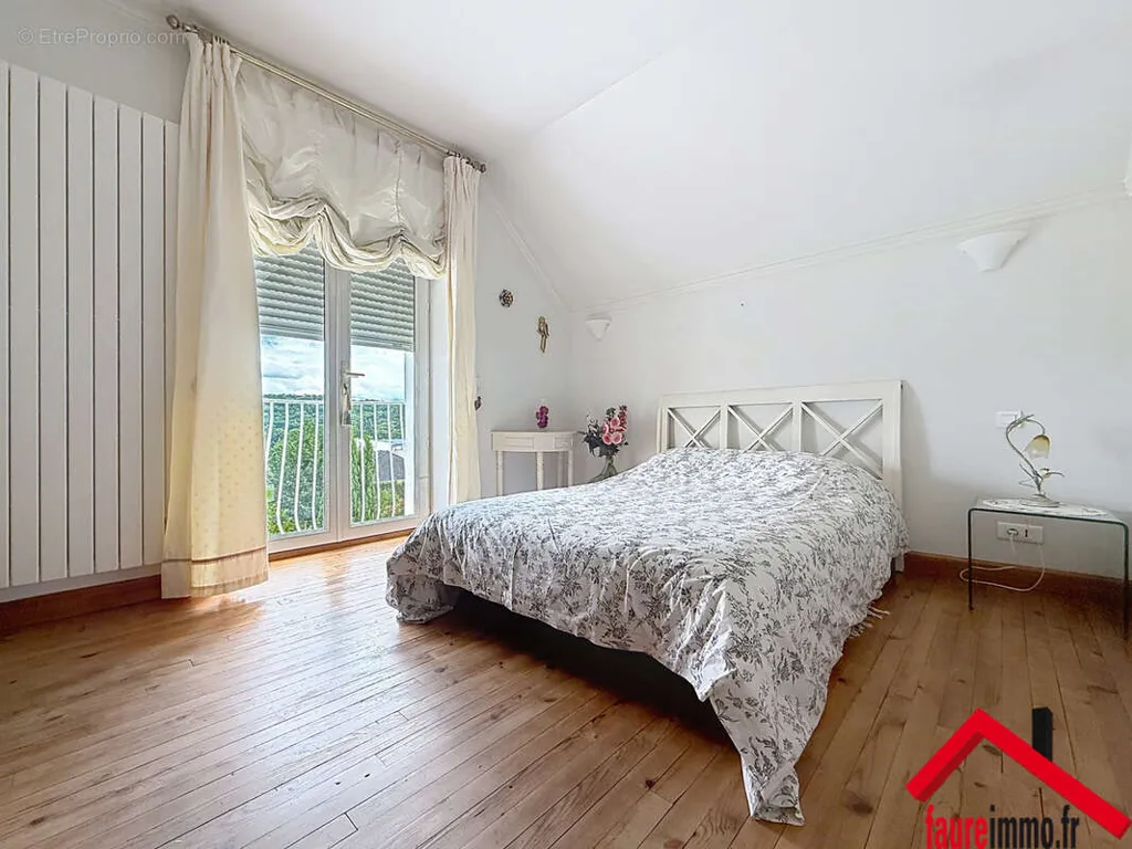Bedrooms - House with Garden and Terrace in Objat