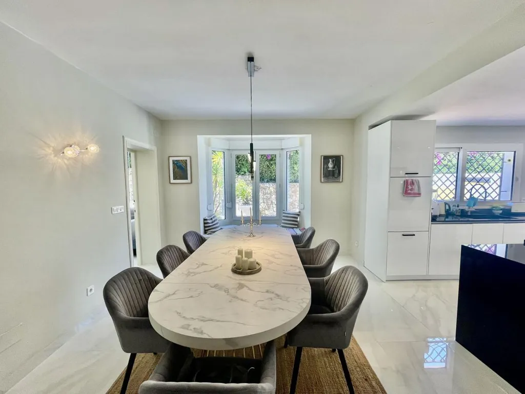 Salle à manger - Beachside Villa with Woodland Access in Sotogrande