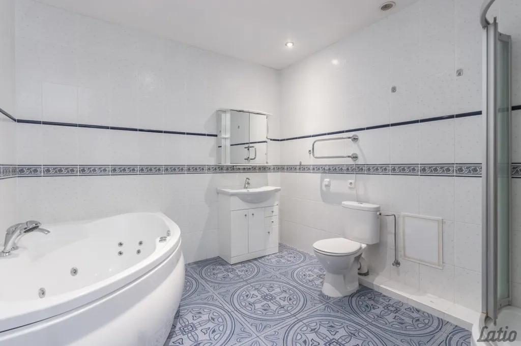 Salles de bain - 3-Bedroom Apartment with Terrace in Riga