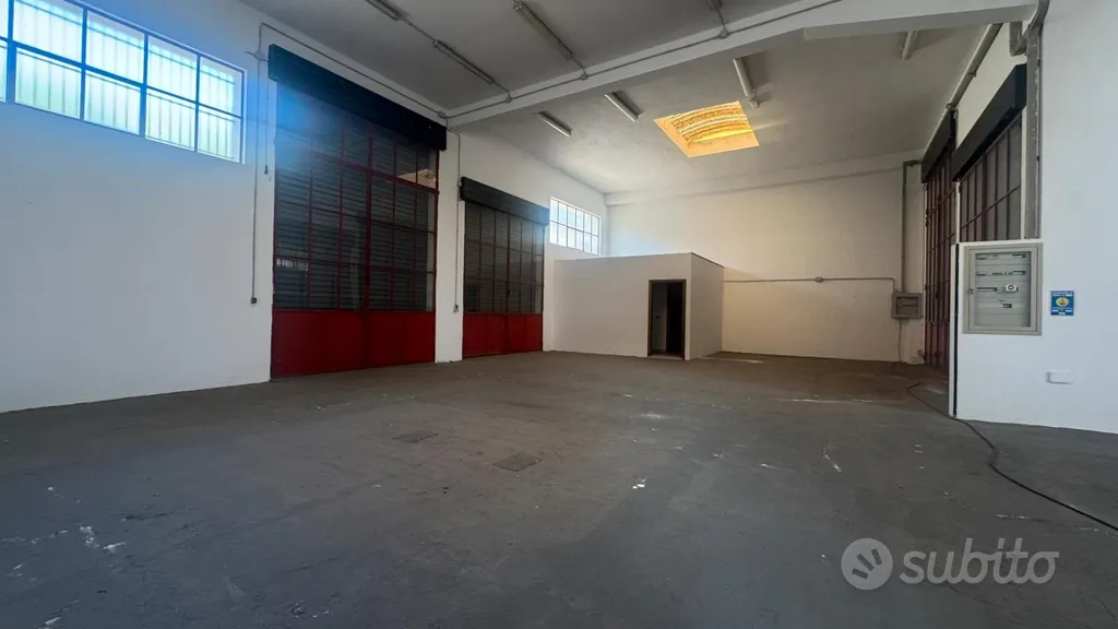 Garage - Warehouse with Courtyard in Prato Sardo